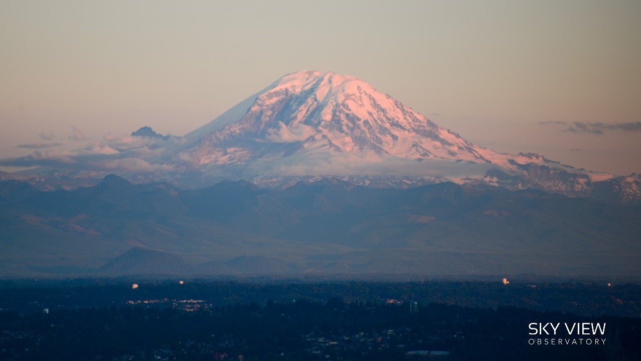 Quan sát từ bar tầng trên trời tại trung tâm thành phố Seattle sẽ là một trải nghiệm thú vị không thể bỏ qua. Từ đó, bạn sẽ được ngắm cảnh thành phố với tầm nhìn rộng lớn, cùng với một tách cà phê đóng hộp thơm ngon. Dù bạn muốn tận hưởng không gian yên tĩnh hay tìm kiếm những trải nghiệm mới lạ, hãy ghé thăm bar tầng trên trời tại Seattle.